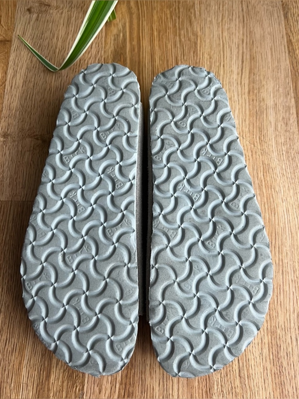 BIRKENSTOCK Arizona Soft Footbed Sandals in Taupe
• Size 38 - Picture 5 of 7